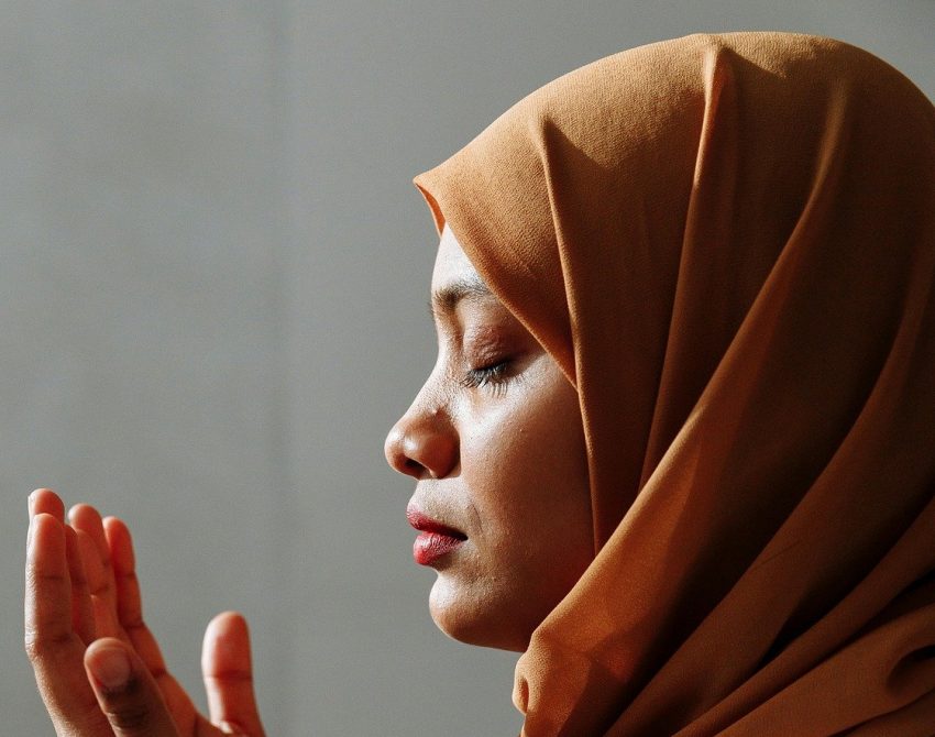 Wanita yang memakai hijab