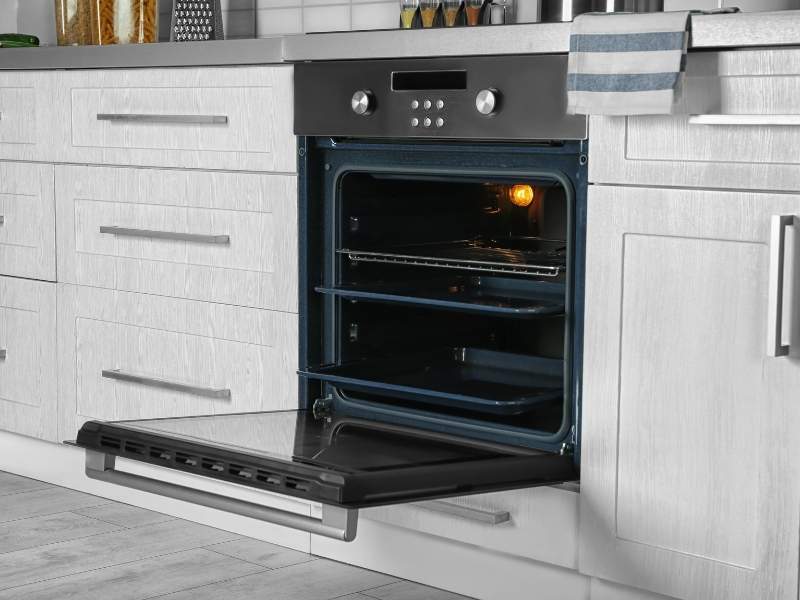 oven yang menyatu dengan meja dapur